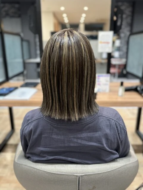 ハイライトで動きと立体感のある大人ヘア