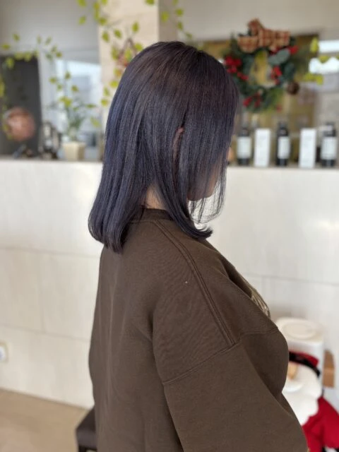 透明感グレー×むらさきで叶える艶カラー!ダメージを抑えたワンカラー仕上げ