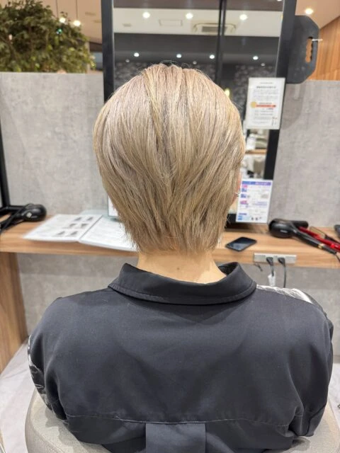 ホワイトベージュカラーで叶える明るい透明感カラー