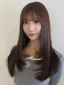 【2025年冬】ロングレイヤー特集｜ストレート・巻き髪・ウルフ・前髪なし/ありまで 似合う万能スタイル解説　前髪あり