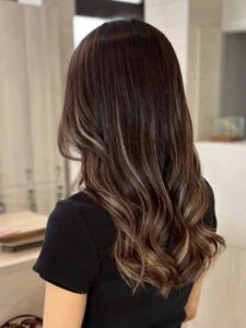 【2025年冬】ロングレイヤー特集｜ストレート・巻き髪・ウルフ・前髪なし/ありまで 似合う万能スタイル解説　ミルクティーベージュのハイライト