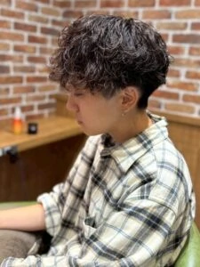 冬も【サーフカール】が人気！季節感のある“抜け感メンズパーマ”で大人おしゃれに 似合う骨格・髪質