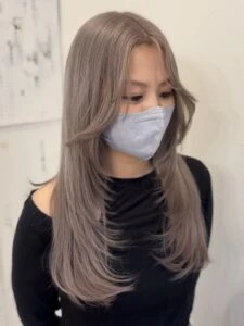 【2025年冬】ロングレイヤー特集｜ストレート・巻き髪・ウルフ・前髪なし/ありまで 似合う万能スタイル解説　ミルクティーベージュ