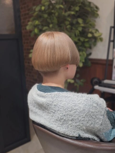 ミルクティーベージュ×ダブルカラー｜ショートを個性的に魅せるブリーチヘア