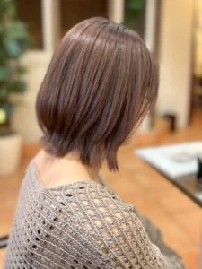 2025–2026年冬｜最新ヘアカラー10選！透明感と深みが引き立つ人気ヘアカラー特集　ミルキーベージュ