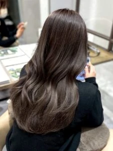 2025–2026年冬｜最新ヘアカラー10選！透明感と深みが引き立つ人気ヘアカラー特集　チャコールグレー
