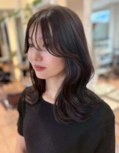 2025–2026年冬｜最新ヘアカラー10選！透明感と深みが引き立つ人気ヘアカラー特集　チャコールブラック