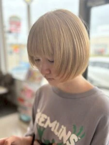 2025–2026年冬｜最新ヘアカラー10選！透明感と深みが引き立つ人気ヘアカラー特集　ミルキーベージュ