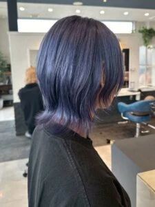 2025–2026年冬｜最新ヘアカラー10選！透明感と深みが引き立つ人気ヘアカラー特集　ブルーブラック