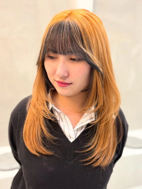 オレンジとブラックのコントラストで個性派映え◎軽く見せるレイヤーカット