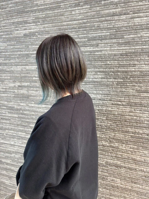 オリーブアッシュカラー くびれボブ ハイライト インナーカラーで軽やかヘア