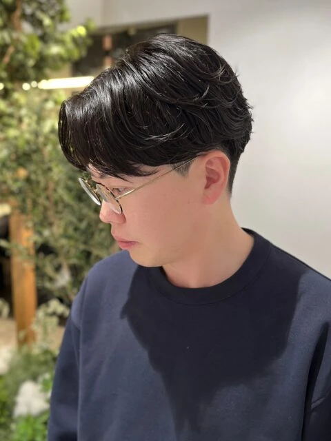 ニュアンスパーマ×センターパートで柔らかく動く大人メンズヘア