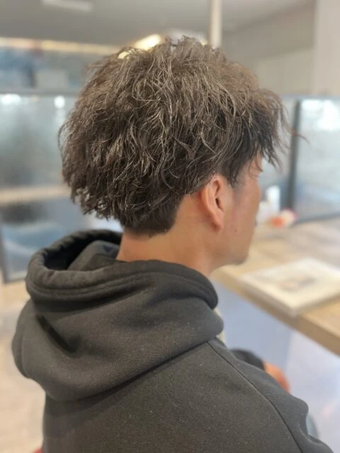 髪質改善メンズツイスト×スパイラルパーマで艶と扱いやすさを両立した大人メンズスタイル