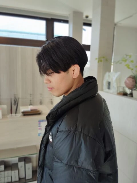 センターパート×ニュアンスストレートで叶えるハンサムショート｜膨らみを抑えた自然な質感