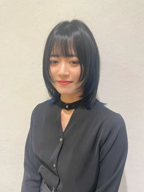 ブルーブラック×インナーカラーで魅せる顔まわりレイヤーの抜け感スタイル