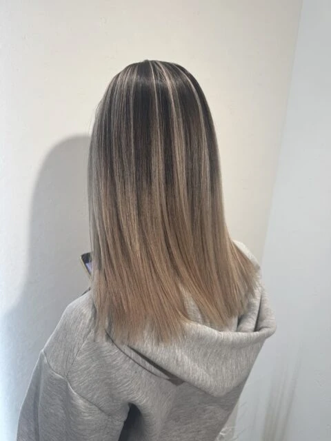 バレイヤージュカラー×ブリーチカラー×ホワイティグレージュで叶える立体感ヘア