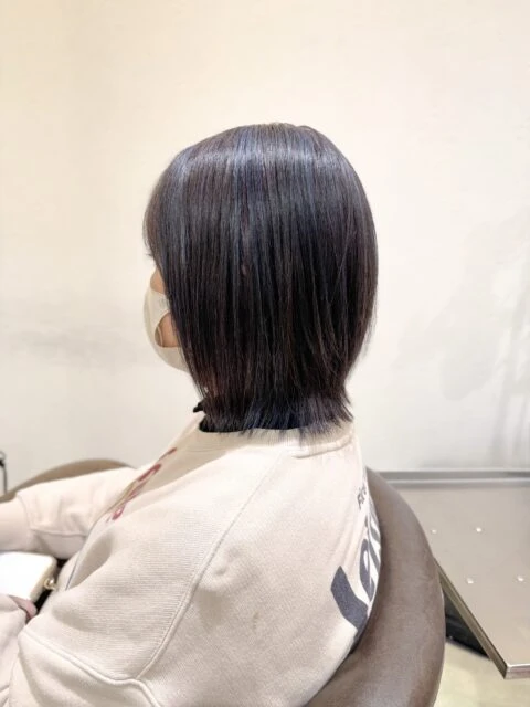 ブルーのハイライト×くびれスタイルで白髪をオシャレに魅せる大人ヘア