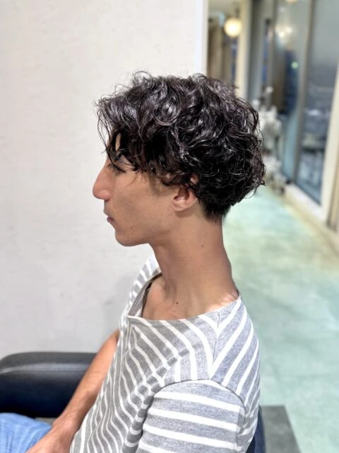 スパイラルパーマ センター分けスタイルで立体感とボリュームをプラス