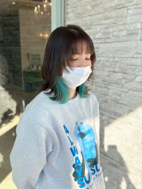 顔まわりレイヤーボブにインナーカラー×エメラルドブルーを効かせたトレンドデザイン