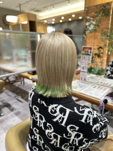 裾カラーで周りと差がつくスタイル！切りっぱなしボブの魅せ髪