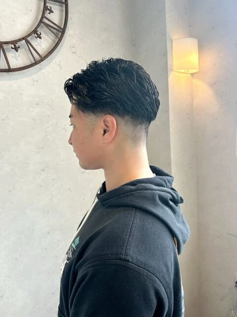 フェザーパーマ×大人フェードカットで直毛を流れ髪に