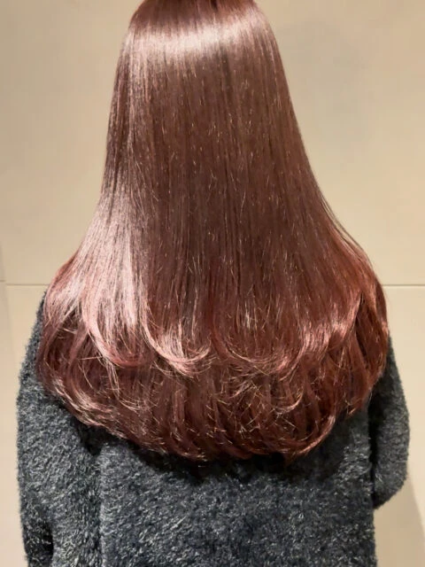 ボルドーカラー×レイヤーカット!冬に映える濃色ツヤカラーと軽やかヘアスタイル