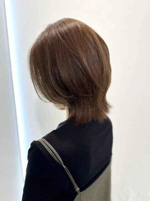 くびれミディアム×キャラメルブラウンで叶える大人の軽やか艶ヘア