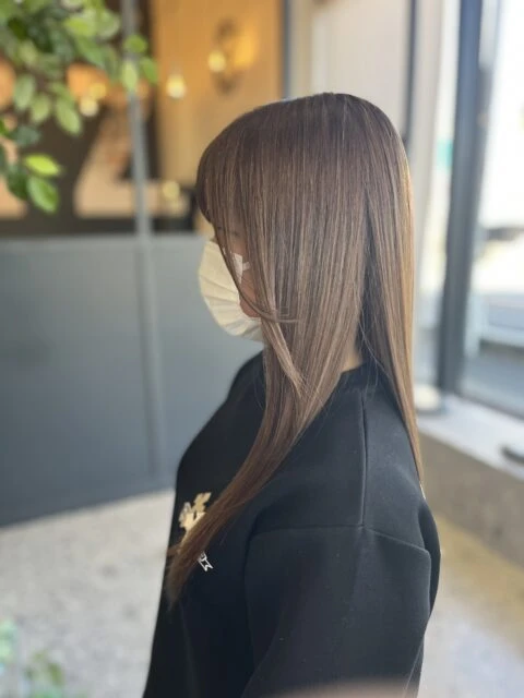 ココアベージュ×ナチュラルブラウン×艶カラーで叶える黄色味を抑えた透明感ヘア