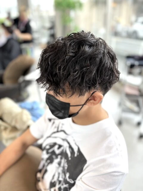 スパイラルパーマで動きとボリュームを