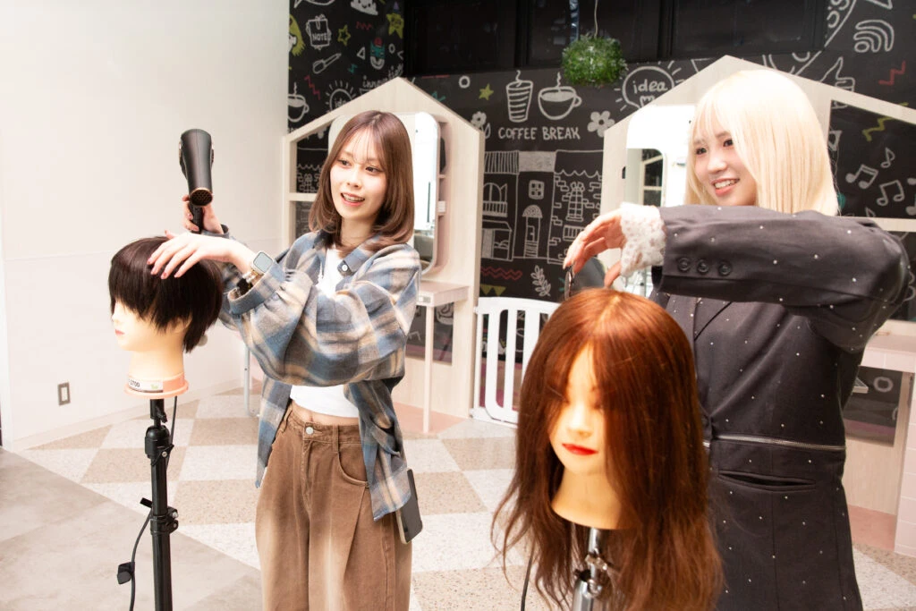 Wizの2名のスタッフが練習している様子