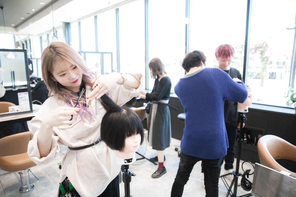 Wizの女性スタッフがカットレッスンしている様子