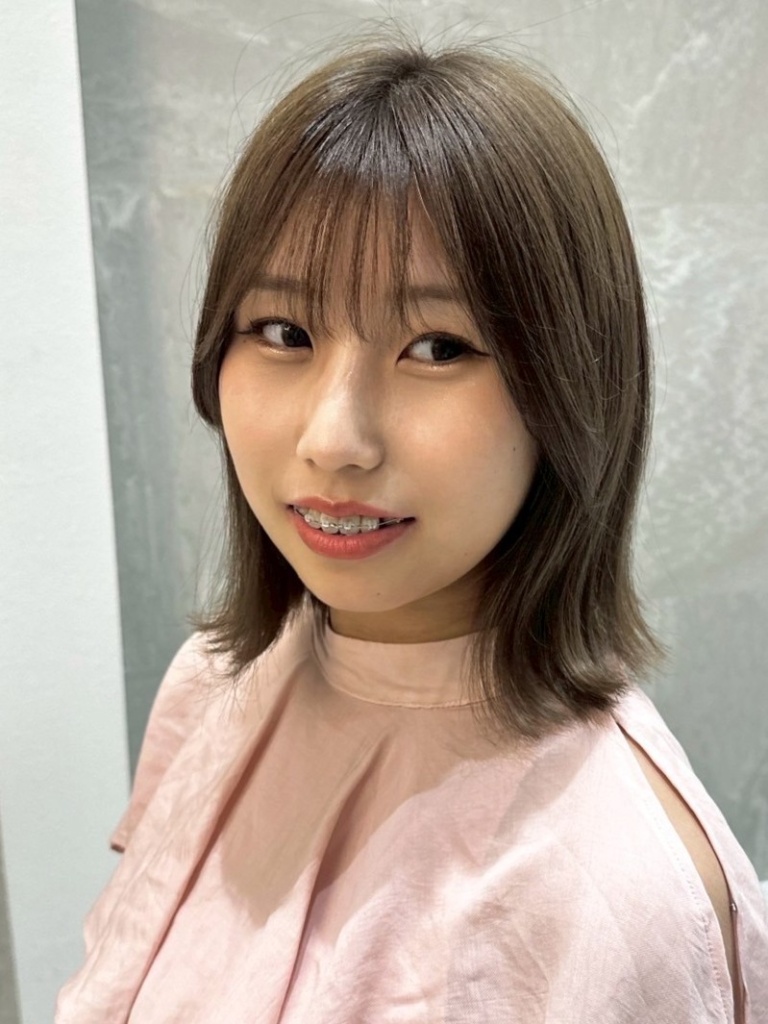 シースルーバング徹底ガイド｜長さ別・顔型別・芸能人スタイルも紹介！メンズシースルーバング×外ハネミディアム