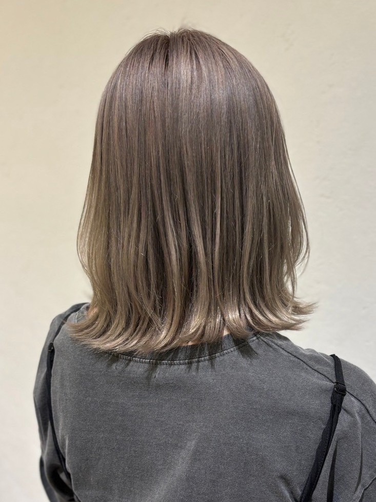 【2025年夏ヘアカラー】透明感×柔らかさが鍵！最新トレンド完全ガイド 外ハネミディアム×グレージュ
