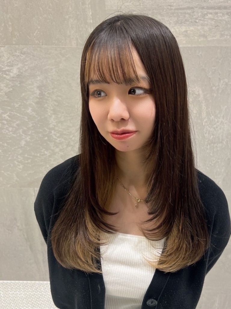 【2025最新】フェイスフレーミング完全ガイド｜似合う人・人気カラー・長さ別スタイル・メンズまで徹底解説　ブラウンベージュ×フェイスレイヤー