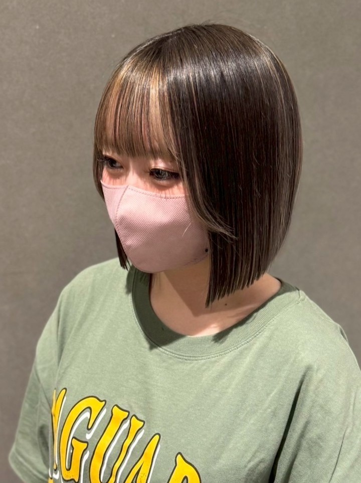 【2025最新】フェイスフレーミング完全ガイド｜似合う人・人気カラー・長さ別スタイル・メンズまで徹底解説 ミルクティーベージュ×タッセルボブ