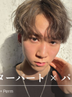 2025年最新版｜メンズ〈センターパート×パーマ〉特集 人気のフェザーショート×キャメルブラウン