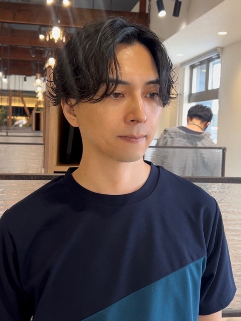 025年最新版｜メンズ〈センターパート×パーマ〉特集　緩めウェーブの波巻きパーマでナチュラルに